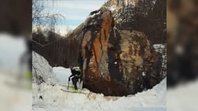 Un bloc rocheux de plusieurs tonnes détaché de la falaise le mardi 12 mars 2024 qui a fini sa course sur la route de Dormillouse à Freissinières (Hautes-Alpes).
