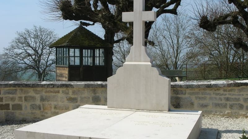 La tombe du général de Gaulle avant les dégradations. 