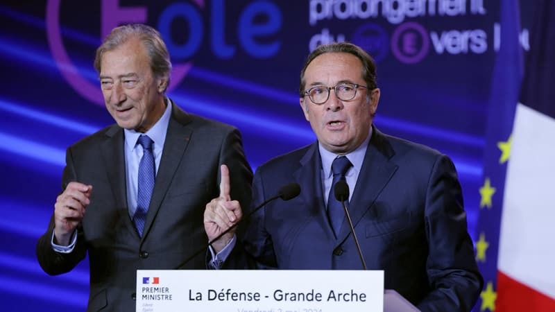 Les présidents des départements des Yvelines et des Hauts-de-Seine Pierre Bedier (à droite) et George Siffredi (à gauche) à La Défense le 5 mai 2024