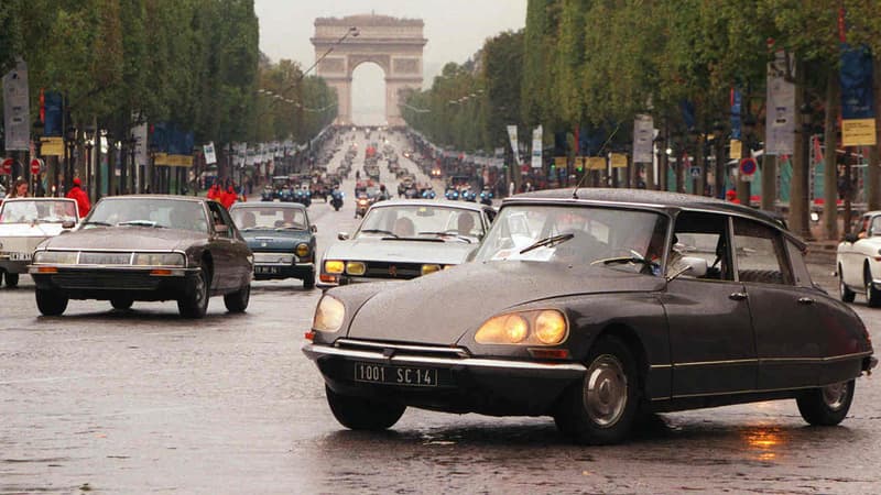 Une Citroën DS sur les Champs-Elysées.