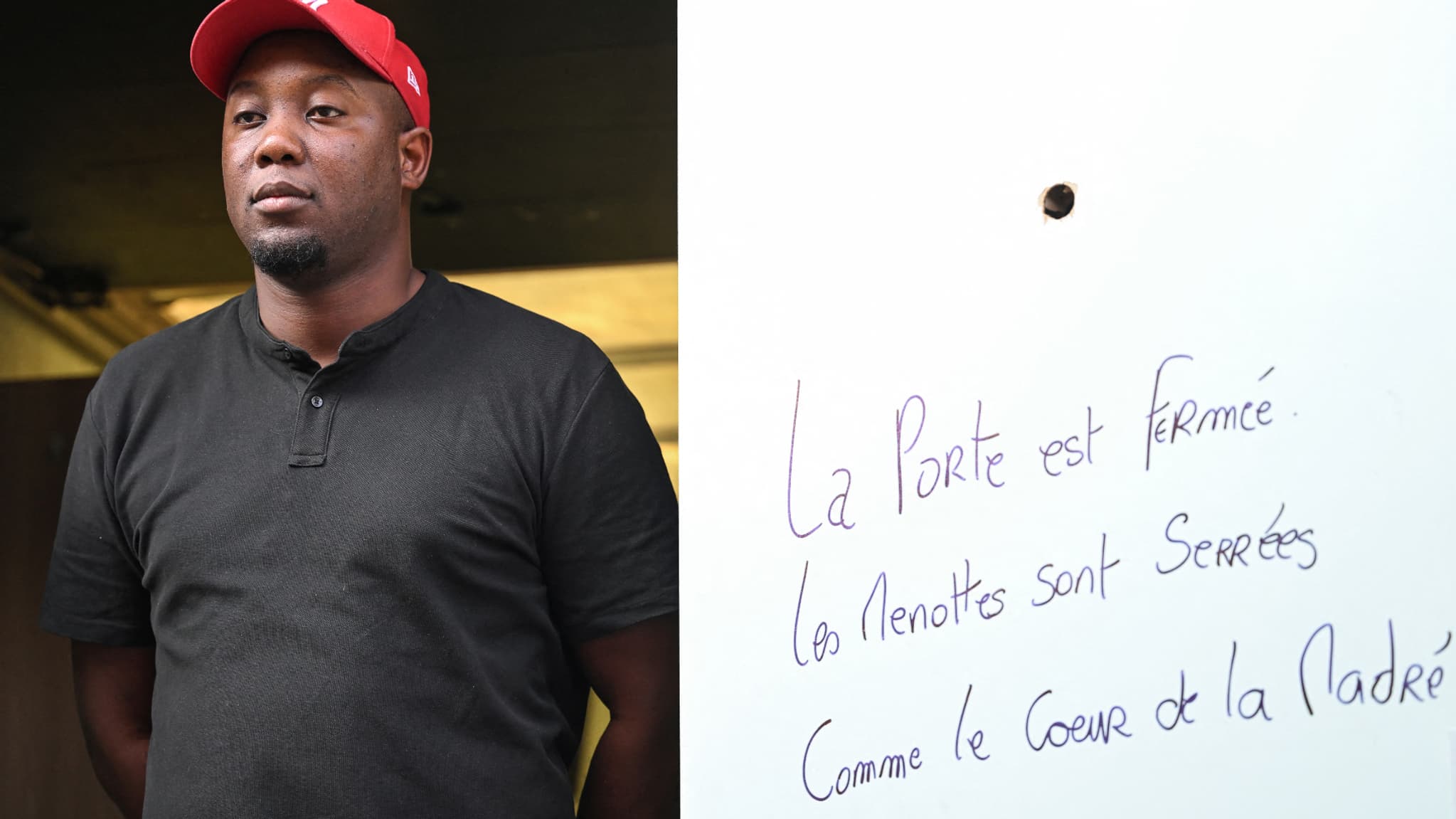 Adama Camara, ex-détenu a créé la réplique de son ancienne cellule dans un camion pour sensibiliser les jeunes à la réalité carcérale. 