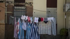 Des vêtements en train de sécher dans la banlieue de Séville en Espagne, l'un des quartiers les plus pauvres du pays.