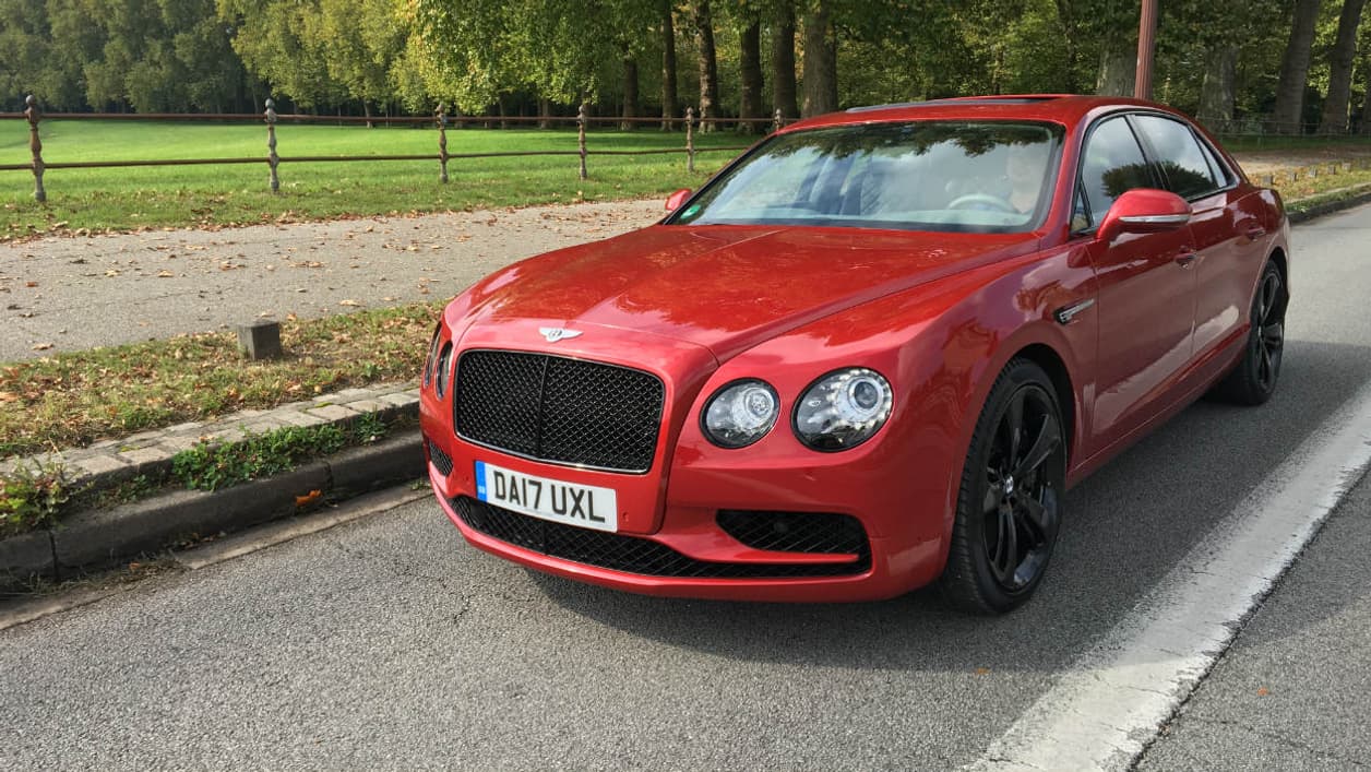 La Flying Spur se distingue parc sa calandre royale, et les optiques rondes à l'avant, la signature design de Bentley. La Flying Spur se distingue parc sa calandre royale, et les optiques rondes à l'avant, la signature design de Bentley.