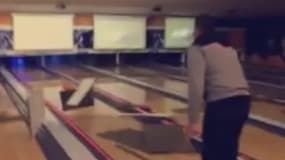 Une boule de bowling, un faux plafond, et un lancer un peu trop volontaire. 