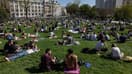 Les gens profitent du soleil dans le jardin Villemin - Mahsa Jina Amini à Paris le 6 avril 2025.
