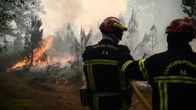 Les pompiers le 18 juillet face au feu près de Landiras, en Gironde.