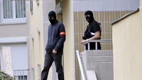 A Torcy (Seine-et-Marne), des policiers fouillent un garage probablement utilisé par les islamistes arrêtés.