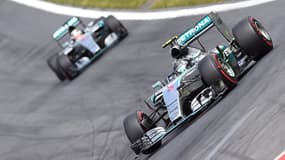 La F1 connaît actuellement une baisse d'audience due à la domination des Mercedes, ici en photo