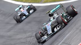 La F1 connaît actuellement une baisse d'audience due à la domination des Mercedes, ici en photo