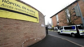 Une ambulance entre sur le parking de l'hôpital de Dunkerque, le 12 mars 2021