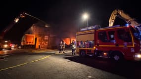 A leur arrivée, les soldats du feu ont fait face à un feu d'entrepôt de 800m2 environ totalement embrasé avec fort risque de propagation à l'ensemble de bâtiment de 6000m2. 