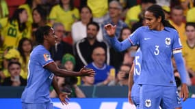 Wendie Renard avec Vicki Becho lors de France-Brésil au Mondial 2023