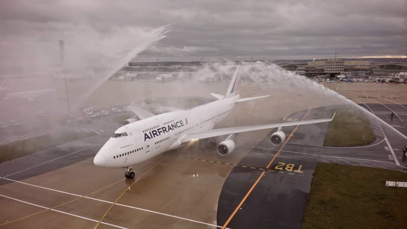 Le dernier Boeing 747 d'Air France salué par les jets d'eau des pompiers à son ultime atterrissage à Roissy.