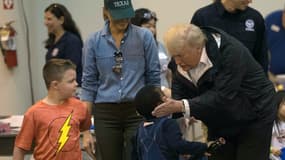 Le président américain Donald Trump et son épouse auprès d'enfants victimes de l'ouragan Harvey, au NRG Center de Houston (Texas), le 2 septembre 2017.