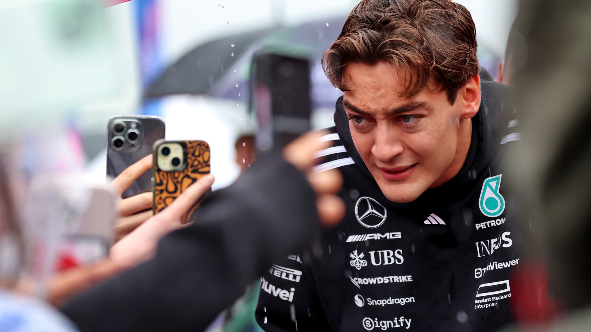 George Russell avec les supporters de Mercedes, le 6 juillet 2025.