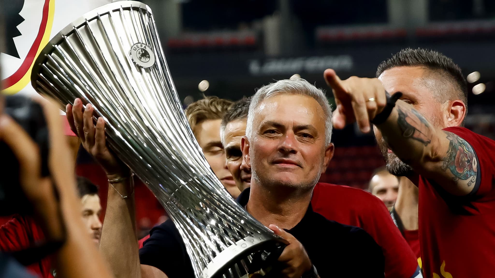 José Mourinho avec le trophée de la Conference League en 2022 José Mourinho avec le trophée de la Conference League en 2022