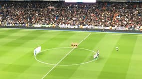 Les joueurs du Real Madrid et du Bétis Séville, au milieu de la pelouse du stade Santiago-Bernabeu, pour rendre hommage à Raymond Kopa.