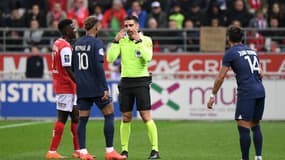 Neymar face à l'arbitre contre Reims