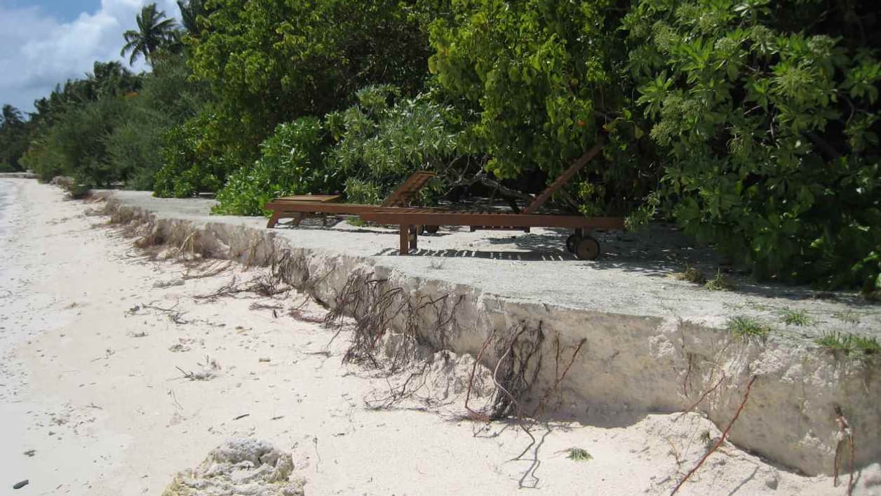 Le phénomène d'érosion, qui ronge inexorablement les Maldives, est bien visible ici sur la plage d'un hôtel, le 14 juillet 2014. Le phénomène d'érosion, qui ronge inexorablement les Maldives, est bien visible ici sur la plage d'un hôtel, le 14 juillet 2014.
