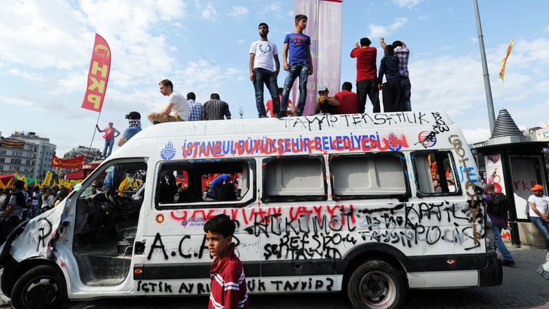 Des manifestants sur la place Taskim, à Istanbul, dimanche 2 juin.