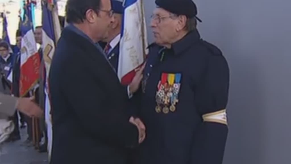 François Hollande salue un ancien combattant.