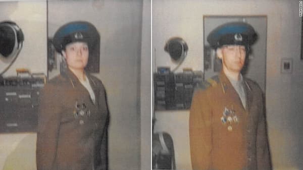 Les procureurs ont soumis une photo au tribunal qui montre le couple dans une tenue du KGB Les procureurs ont soumis une photo au tribunal qui montre le couple dans une tenue du KGB