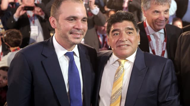 Le candidat à la présidence de la Fifa Ali bin al-Hussein (à g.) et l'ex-footballeur argentin Diego Maradona le 4 mai 2015.