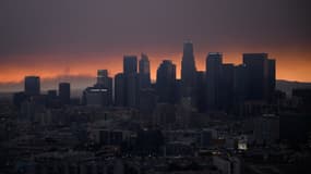Une image aérienne montre la fumée de l'incendie de Palisades sur le centre-ville de Los Angeles, en Californie, le 8 janvier 2025.