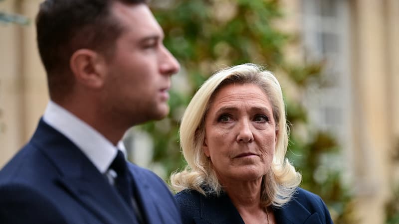 Le président du Rassemblement National (RN), Jordan Bardella s'adresse aux médias aux côtés de la présidente du groupe parlementaire du Rassemblement National, Marine Le Pen à l'Hôtel de Matignon à Paris, le 2 septembre 2025