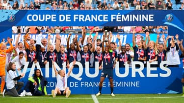 Les féminines du PSG soulèvent la Coupe de France, le 4 mai 2024.