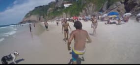 Quand un chien jongle sur une plage brésilienne 