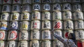 Des barils de saké à Tokyo, le 5 décembre 2024