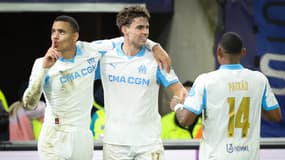 Les Marseillais célébrant un but sur la pelouse de l'Union Saint-Gilloise en Ligue des champions