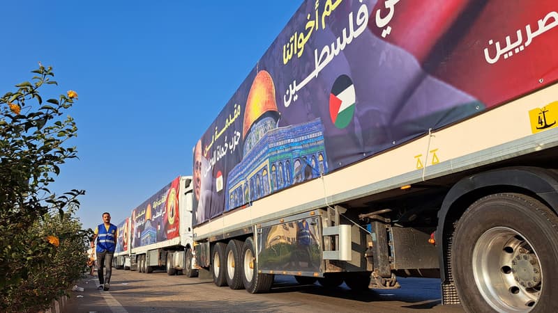 Un convoi de camions transportant de l'aide pour Gaza depuis l'Égypte attend sur la route principale du désert d'Ismailia, en direction du point de passage de Rafah, à Gaza, le 16 octobre 2023. 