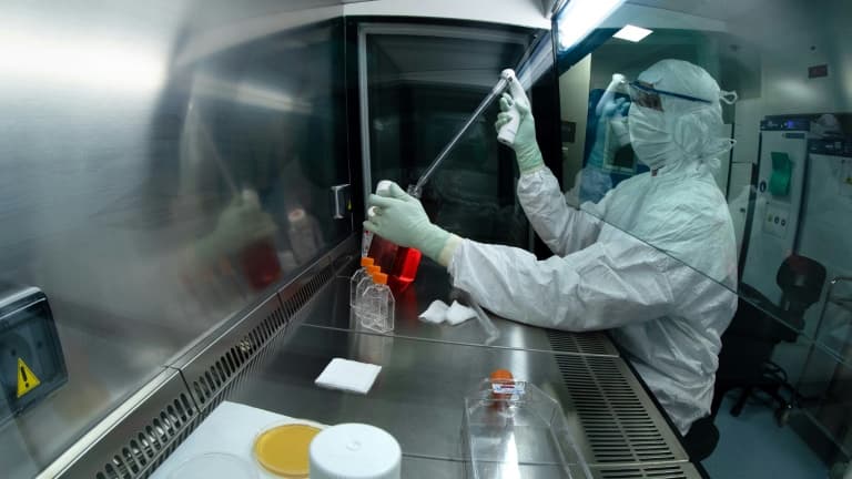 Un technicien procède à des tests au laboratoire de Sanofi à Val-de-Reuil, en juillet 2020