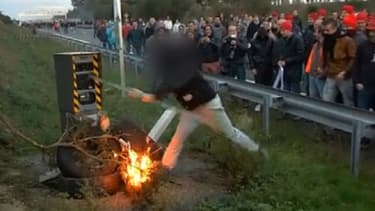 Un Bonnet rouge s'en prend à un radar automatique, en marge d'une manifestation contre l'écotaxe en Bretagne.