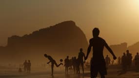 Plage de Copacabana, à Rio de Janeiro. Danser la samba sur la plage brésilienne de Copacabana pour le réveillon de la Saint-Sylvestre serait la meilleure façon de fêter l'année 2013, selon une enquête internationale. /Photo prise le 25 décembre 2012/REUTE