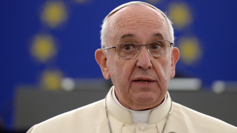 Le pape François a été accueilli mardi matin à Strasbourg par Ségolène Royal et Harlem Désir.