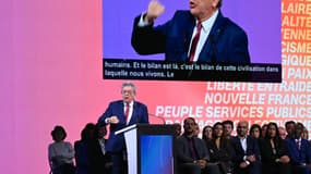 Jean-Luc Mélenchon lors d'un meeting à Aubervilliers, ce dimanche 23 novembre 2025, pour le lancement de la campagne pour les municipales. 