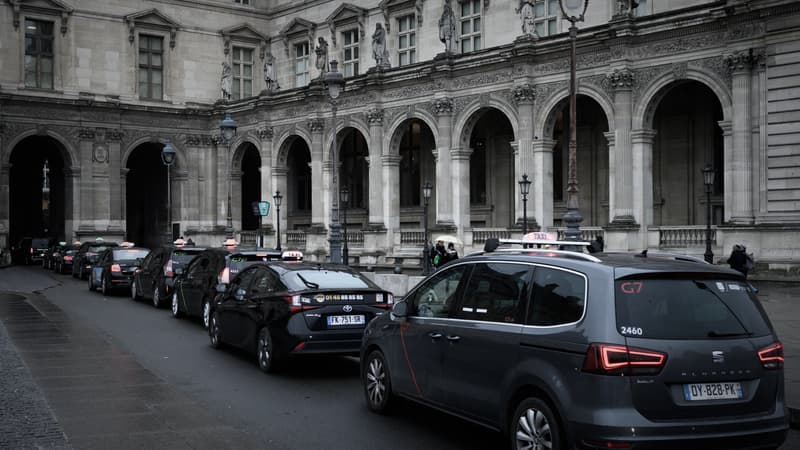 Une file de taxis à Paris le 6 décembre 2019