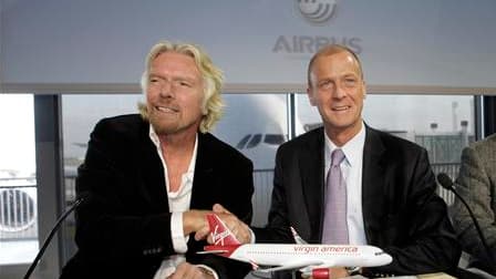 Richard Branson (à gauche), le patron de Virgin Group, et Tom Enders, le président d'Airbus, près de Toulouse. Le constructeur européen a battu Boeing sur le fil dans la bataille des commandes de nouveaux avions en 2010, franchissant au passage la barre s