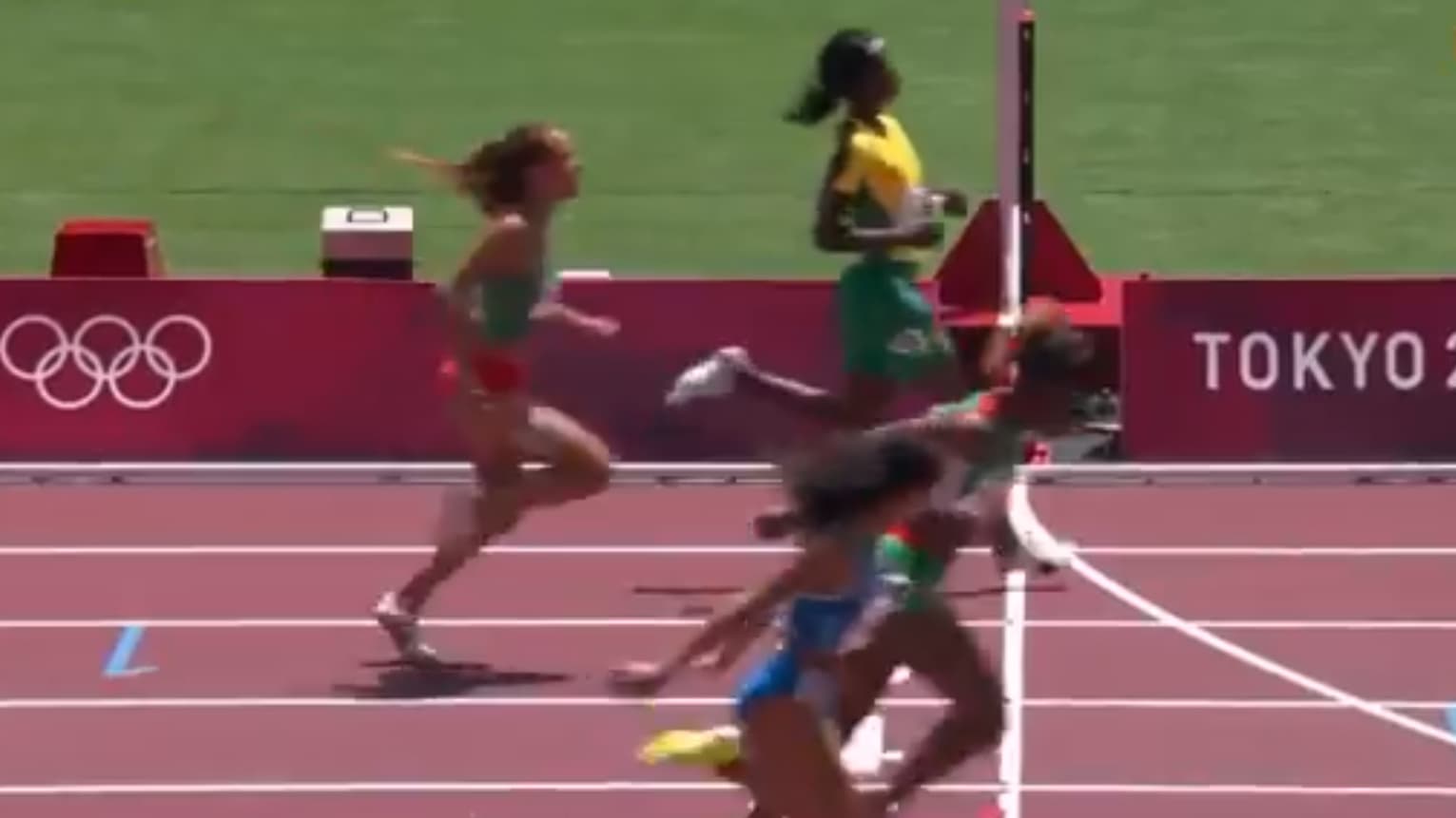 Shericka Jackson s'est relevée trop tôt Shericka Jackson s'est relevée trop tôt