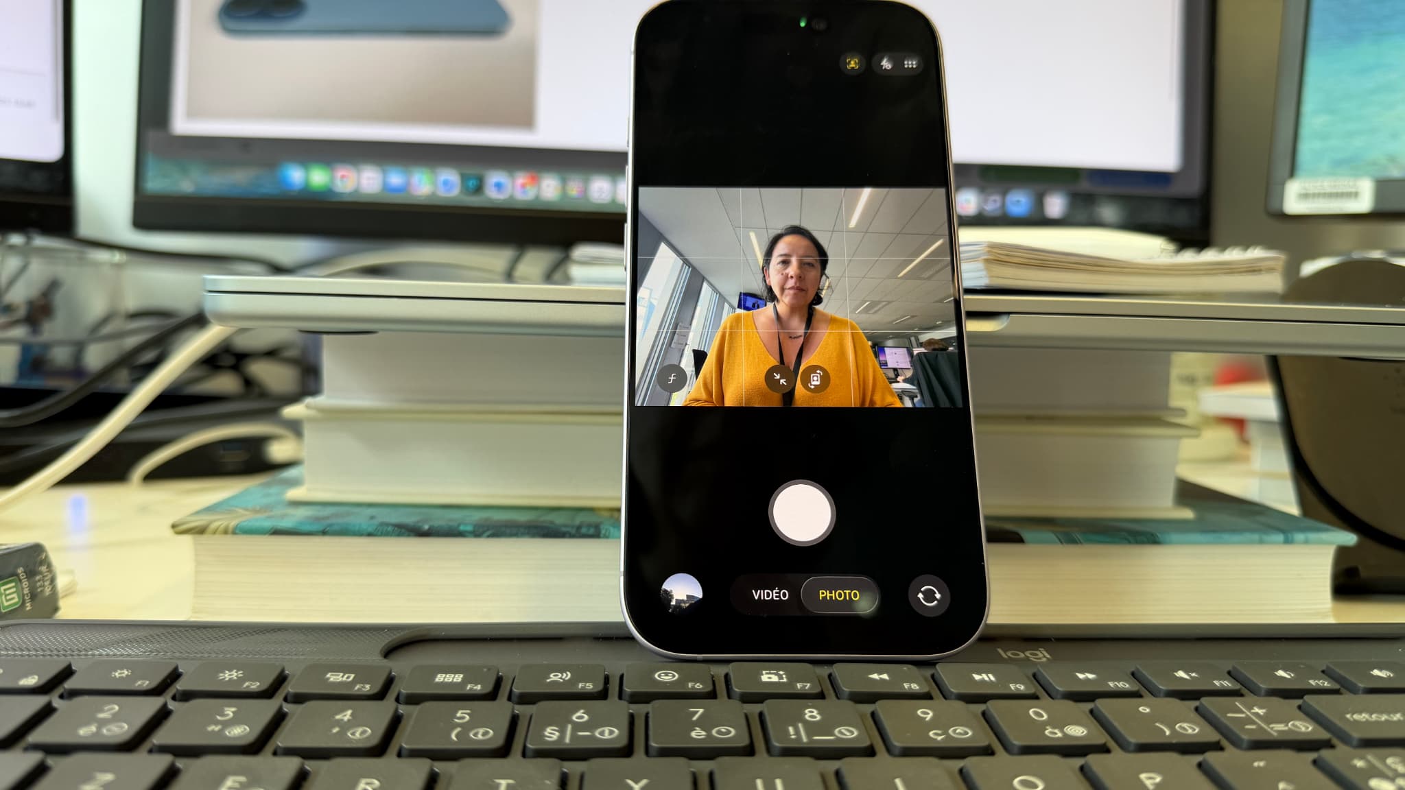L'iPhone 17 profite de la fonction Cadre centré en caméra selfie qui suit le sujet et bascule en photo paysage automatiquement