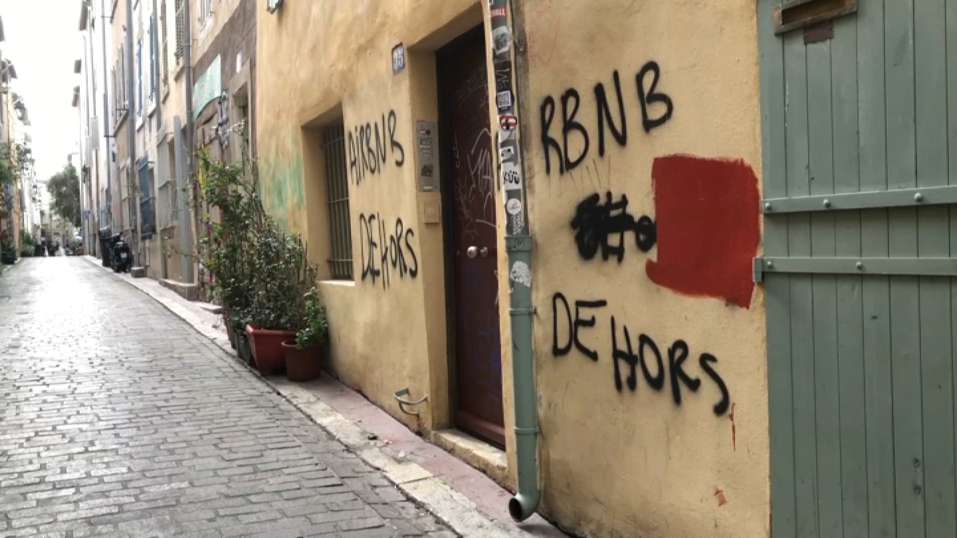 Besançon. Il installe des boîtes à clés Airbnb sur du mobilier urbain : la  Ville les retire