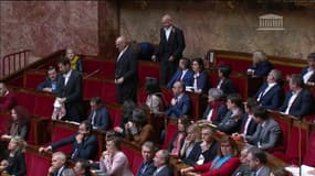 Le député Sébastien Nadot brandit une banderole "La France tue au Yémen" en pleine Assemblée nationale