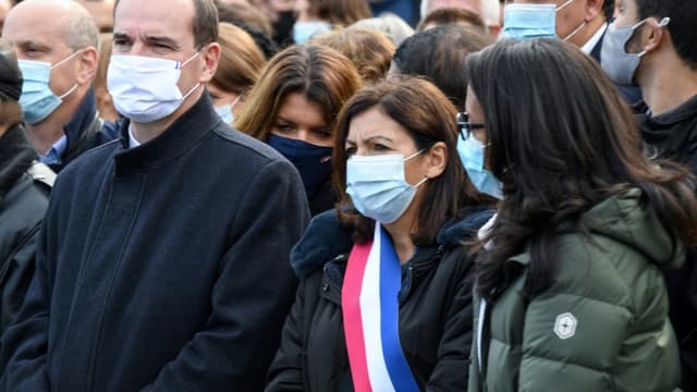 Le Premier ministre Jean Castex (C) et la maire de Paris Hidalgo (D) d'un rassemblement le 18 octobre 2020 à Paris pour rendre hommage à Samuel Paty, le professeur d'histoire décapité dans les Yvelines