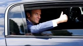 Emmanuel Macron dans la DS Crossback hybride et blindée en juin 2022