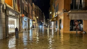Une rue de Saint-Tropez après les fortes averses dans le Var, le 26 octobre 2024
