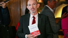 L'écrivain français Laurent Mauvignier, lauréat du prix Goncourt, pose le 4 novembre 2025 à Paris