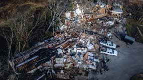 Une vue aérienne d'un parc de mobil-homes dans le Tennessee aux États-Unis, détruit par une tornade ayant tué trois personnes, le 10 décembre 2023. 